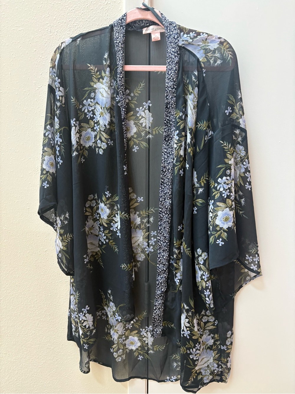 Band of Gypsies Navy and Pale Pink Floral Sheer Kimono size M / L